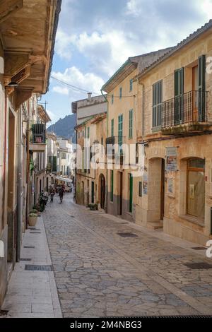 Pollensa, Mallorca, Spanien - 12. November 2022: Malerische Straßen in der kleinen Stadt Pollensa Stockfoto