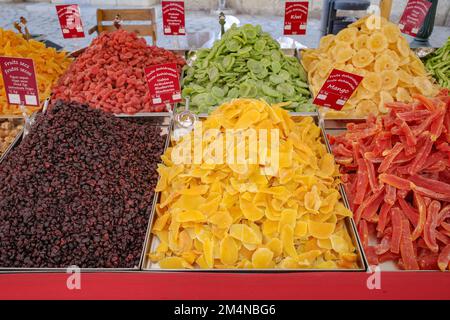 Pollensa, Mallorca, Spanien - 12. November 2022: Trockenfrüchte werden an einem Marktstand in Pollensa verkauft Stockfoto