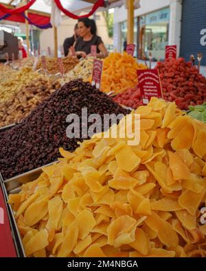 Pollensa, Mallorca, Spanien - 12. November 2022: Trockenfrüchte werden an einem Marktstand in Pollensa verkauft Stockfoto