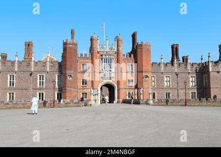 HAMPTON, GROSSBRITANNIEN - 18. MAI 2014: Dies ist der Haupteingang zum Hampton Court Palace. Stockfoto