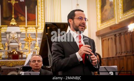 Izmir, Türkei, Türkei. 21. Dezember 2022. Das Weihnachtskonzert, organisiert von Valerio Giorgio, Konsul von Italien in Izmir, ausgerichtet von St. John's Cathedral, wurde unter Beteiligung vieler türkischer und italienischer Musikliebhaber und Gäste abgehalten. In dem Konzert wurde Izmir Strings Ensemble von Sopran Ferda Konya D'Ovidio begleitet, während Dirigent Francesco D'Ovidio das klassische Musikkonzert leitete. (Kreditbild: © Idil Toffolo/Pacific Press via ZUMA Press Wire) Stockfoto