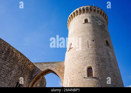 Palma, Spanien - 8. November 2022: Torre de Homenaje am Castel de Bellver mit Blick auf Palma, Mallorca Stockfoto