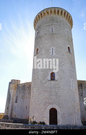 Palma, Spanien - 8. November 2022: Torre de Homenaje am Castel de Bellver mit Blick auf Palma, Mallorca Stockfoto