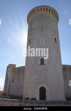 Palma, Spanien - 8. November 2022: Torre de Homenaje am Castel de Bellver mit Blick auf Palma, Mallorca Stockfoto