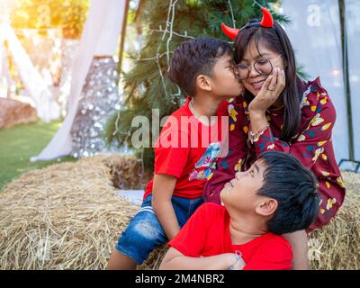 Mutter und Tochter, die Weihnachten feiern. Weihnachtsfest. Stockfoto