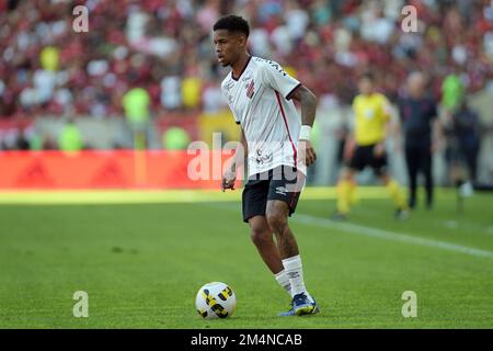 Rio de Janeiro, Brasilien, 14. August 2022. Fußballspieler Pedrinho vom Athletico-PR-Team, beim Spiel flamengo gegen Athletico-PR im stadion Maracanã. Stockfoto