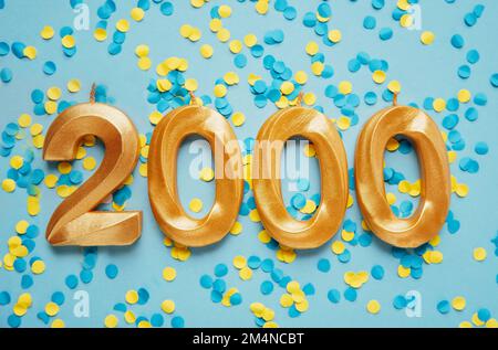 2000 Follower-Karte. Vorlage für soziale Netzwerke, Blogs. Auf gelbem und blauem Konfetti festliches Medienbanner. 2K Online-Community-Fans. 2 zweitausend Abonnenten Stockfoto