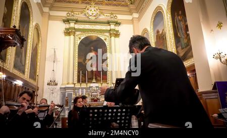 Izmir, Türkei, Türkei. 21. Dezember 2022. Das Weihnachtskonzert, organisiert von Valerio Giorgio, Konsul von Italien in Izmir, ausgerichtet von St. John's Cathedral, wurde unter Beteiligung vieler türkischer und italienischer Musikliebhaber und Gäste abgehalten. In dem Konzert wurde Izmir Strings Ensemble von Sopran Ferda Konya D'Ovidio begleitet, während Dirigent Francesco D'Ovidio das klassische Musikkonzert leitete. (Kreditbild: © Idil Toffolo/Pacific Press via ZUMA Press Wire) Stockfoto