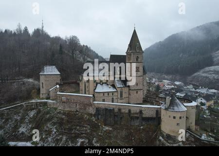 Eisenerz, Österreich. Von der Drohne aus gesehen. Stockfoto