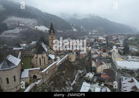 Eisenerz, Österreich. Von der Drohne aus gesehen. Stockfoto