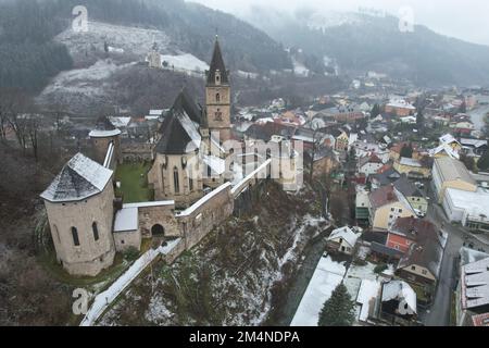 Eisenerz, Österreich. Von der Drohne aus gesehen. Stockfoto