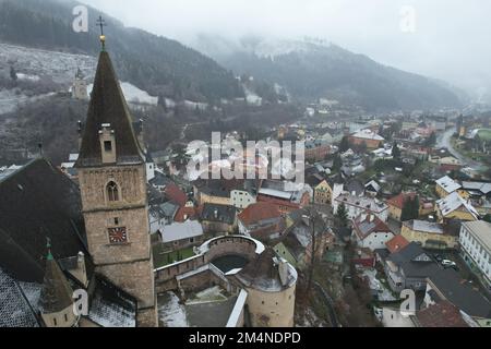 Eisenerz, Österreich. Von der Drohne aus gesehen. Stockfoto