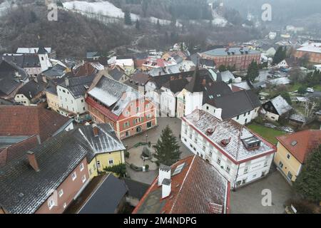 Eisenerz, Österreich. Von der Drohne aus gesehen. Stockfoto