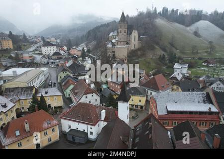 Eisenerz, Österreich. Von der Drohne aus gesehen. Stockfoto