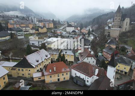 Eisenerz, Österreich. Von der Drohne aus gesehen. Stockfoto