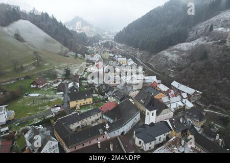 Eisenerz, Österreich. Von der Drohne aus gesehen. Stockfoto