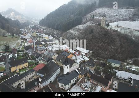 Eisenerz, Österreich. Von der Drohne aus gesehen. Stockfoto