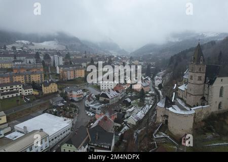 Eisenerz, Österreich. Von der Drohne aus gesehen. Stockfoto