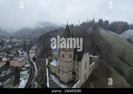 Eisenerz, Österreich. Von der Drohne aus gesehen. Stockfoto