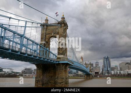 Die John A. Roebling Hängebrücke überquert den Ohio River und verbindet Cincinnati, Ohio, und Covington, Kentucky. Stockfoto