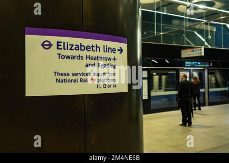 London - September 2022: Elizabeth Line-Schild an der Canary Wharf, einer modernen Londoner U-Bahn-Station Stockfoto