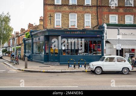 London - September 2022: Restaurant in der Garratt Lane in Earlsfield, Südwesten von London Stockfoto