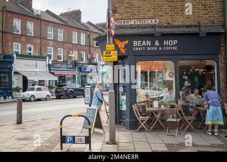 London - September 2022: Café und Bar an der Garratt Lane in Earlsfield, Südwest-London Stockfoto