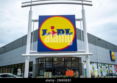 London - September 2022: Lidl Supermarkt im Plough Lane Einzelhandelspark Stockfoto