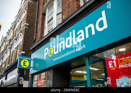 London - September 2022: Poundland Store in Tooting, eine britische Discounter-Kette Stockfoto