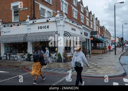 London - September 2022: Café auf der Balham High Street in der Nähe von Tooting Stockfoto