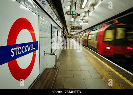 London - September 2022: Stockwell U-Bahn-Station. Eine U-Bahn-Station in Süd-London auf der Victoria Line Stockfoto