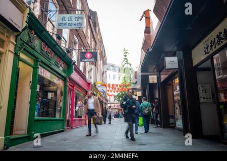 London - September 2022: Menschenmassen in Londons China Town Gegend von Soho im westlichen Ende Stockfoto