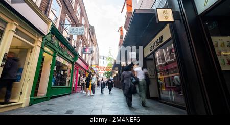 London - September 2022: Newport Place in Londons China Town Gegend von Soho im westlichen Ende Stockfoto