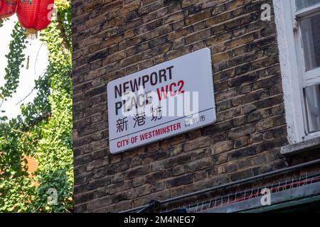 London - September 2022: Newport Place Straßenschild in Londons China Town Gegend von Soho am Westende Stockfoto