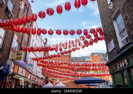 London - September 2022: Newport Place in Londons China Town Gegend von Soho im westlichen Ende Stockfoto