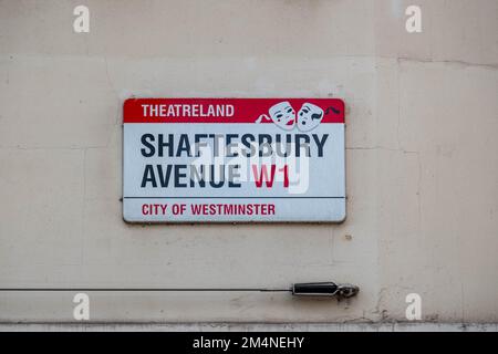 London - September 2022: Shaftsbury Avenue W1 Theatreland Straßenschild im Londoner West End Stockfoto