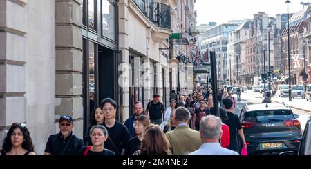 London - September 2022: Geschäftige Einkaufsszene am Londoner West End auf Piccadilly Stockfoto