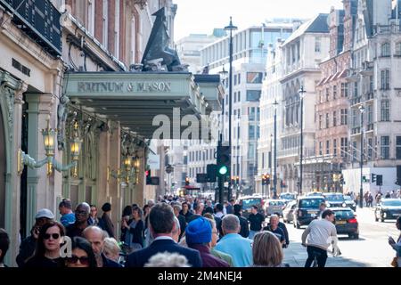 London - September 2022: Fortnum & Mason, ein gehobenes Kaufhaus in Piccadilly, London. Stockfoto