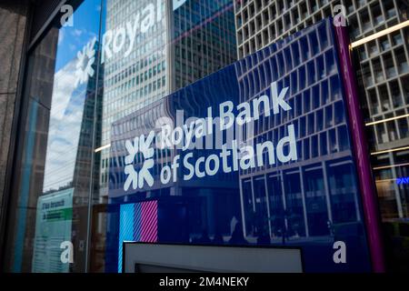 London - September 2022: Außenbeschilderung der Royal Bank of Scotland. Eine britische Bank- und Versicherungsholdinggesellschaft. Stockfoto