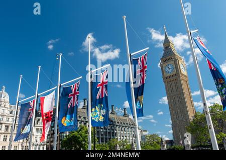 London - September 2022: Commonwealth of Nations oder Commonwealth-Flaggen auf dem Parliament Square von den britischen Parlamentsgebäuden Stockfoto