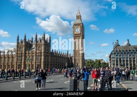 London - September 2022: Parlamentsgebäude von der Westminster Bridge Stockfoto