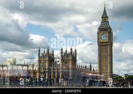 London - September 2022: Parlamentsgebäude von der Westminster Bridge Stockfoto