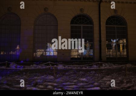 Reflexion der Lichtkunst im königlichen Garten der Lichter in den Fenstern des Königlichen Palastes in Wilanów in Polen Stockfoto