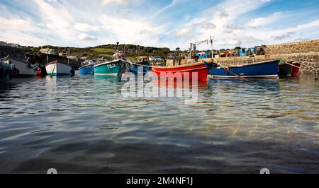 COVERACK, CORNWALL, GROSSBRITANNIEN - 21. SEPTEMBER 2022. Blick aus flachem Winkel auf traditionelle kornische Fischerboote, die im Hafen des malerischen Fischerdorfes vor Anker liegen Stockfoto