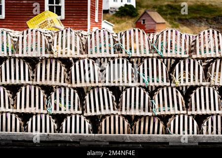 Hummerfallen aus Holz, die auf einer Bootsanlegestelle in der Nähe des kleinen Fischerdorfes Trinity Newfoundland Canada gestapelt sind. Stockfoto