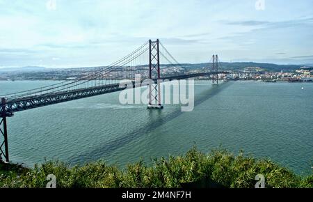 Brücke 25 de Abril in Almada, Portugal Stockfoto