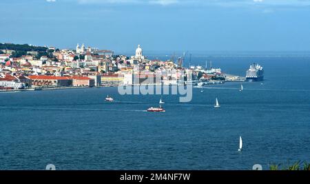 Panoramablick auf Lissabon vom Heiligtum Cristo Rei in Almada, Portugal Stockfoto