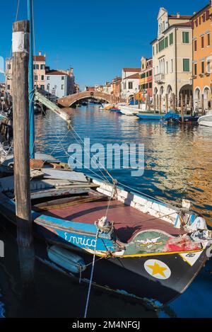 Chioggia Venedig Lagune, im Sommer Blick auf historische Gebäude und Fischerboote, die im Canal Vena in Chioggia, Comune of Venedig, Veneto, Italien festgemacht sind Stockfoto