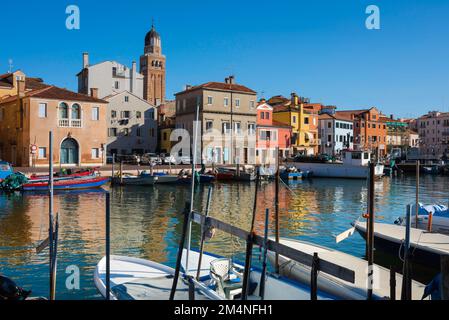 Venedig Lagune Chioggia, im Sommer Blick auf historische Gebäude und Fischerboote, die im Canal Lombardo in Chioggia, Comune of Venice, Italien, festgemacht sind Stockfoto