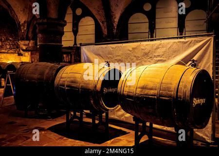 Weinfässer im Keller des Klosters Eberbach in Hessen Stockfoto